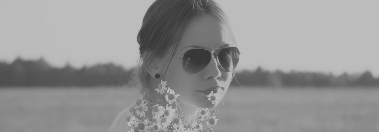 Model mit Sonnenbrille im Gesicht in Schwarz-Weiß