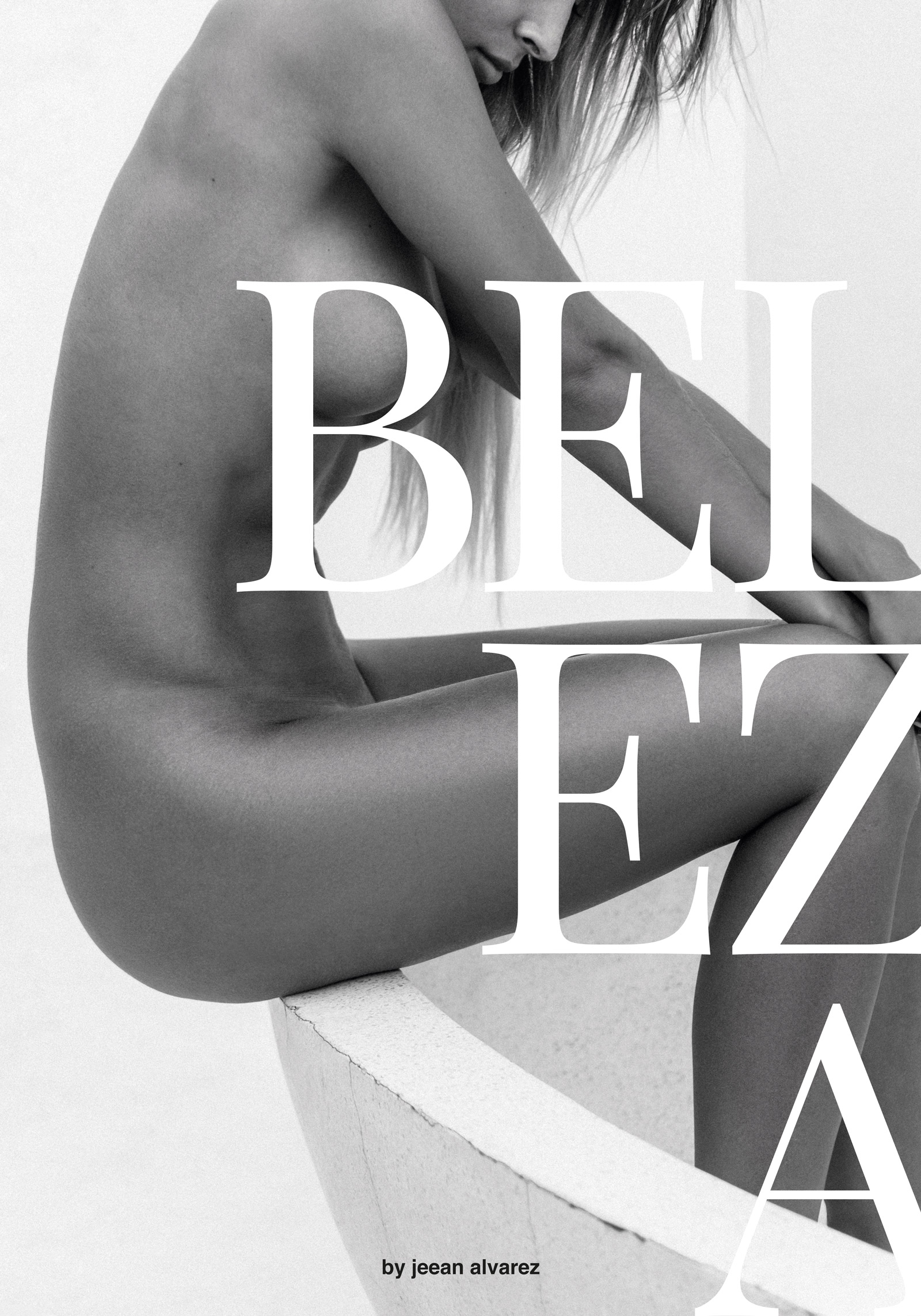Beleza Cover, nackte Frau sitzt auf einer runden Mauer