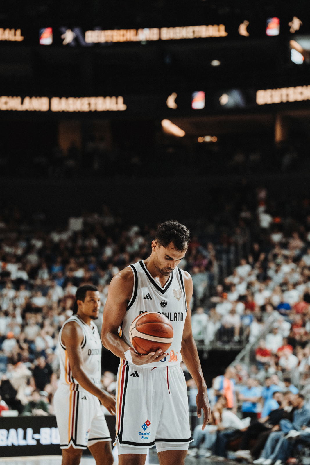 Oscar da Silva hält beim Basketball Länderspiel Deutschland gegen die Niederlande konzentriert den Ball