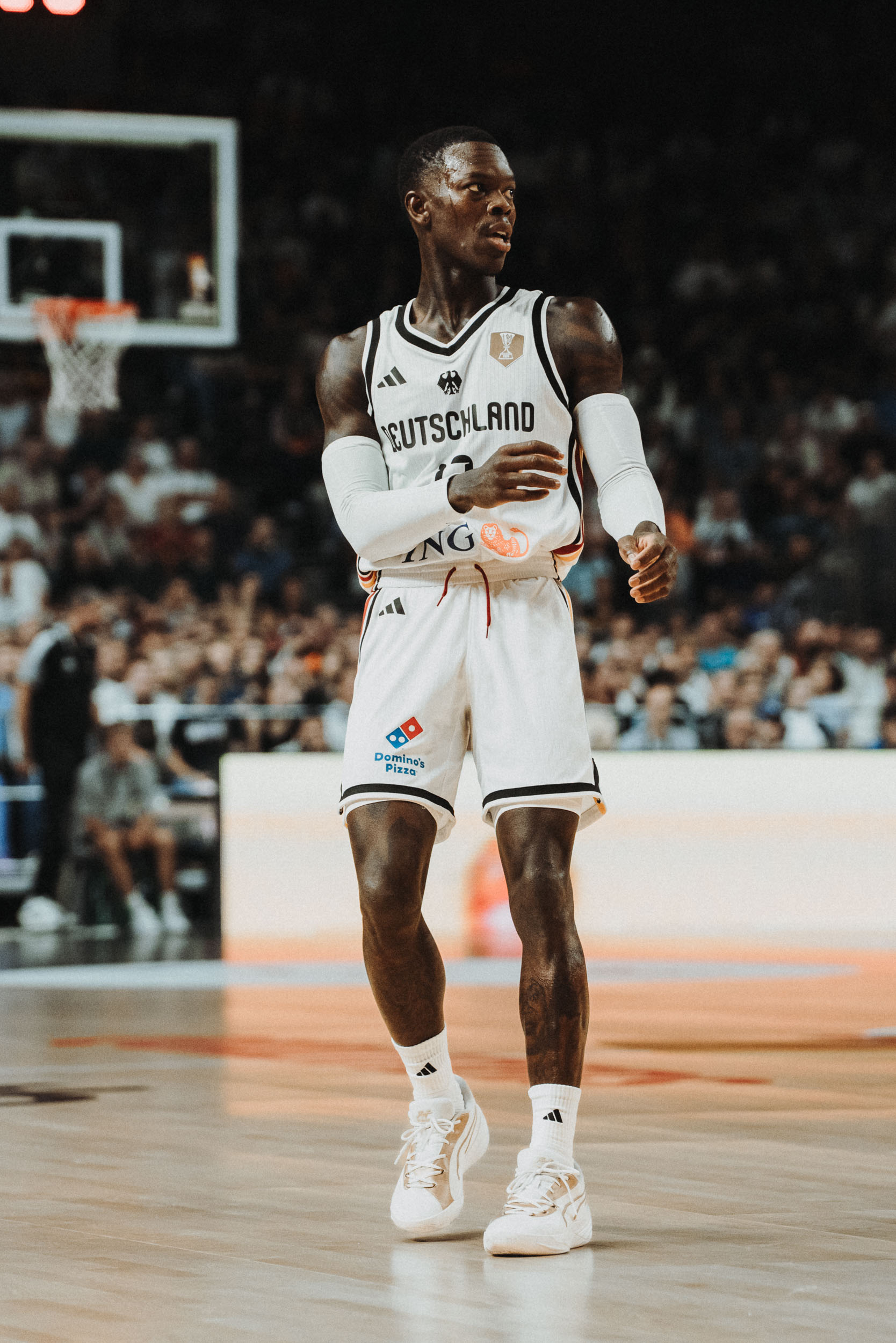 Dennis Schröder im Trikot der deutschen Basketball Nationalmannschaft auf dem Spielfeld der LANXESS arena in Köln.