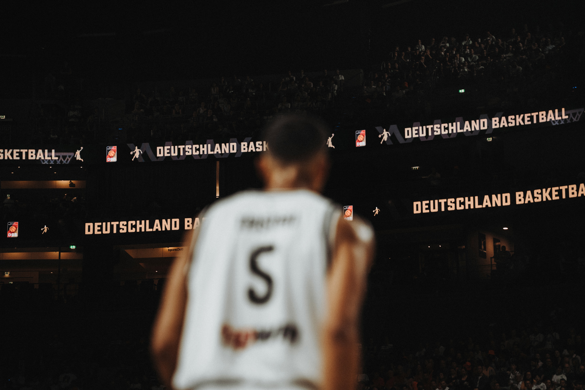 Tristan da Silva im Trikot der deutschen Basketball Nationalmannschaft in der LANXESS Arena Köln