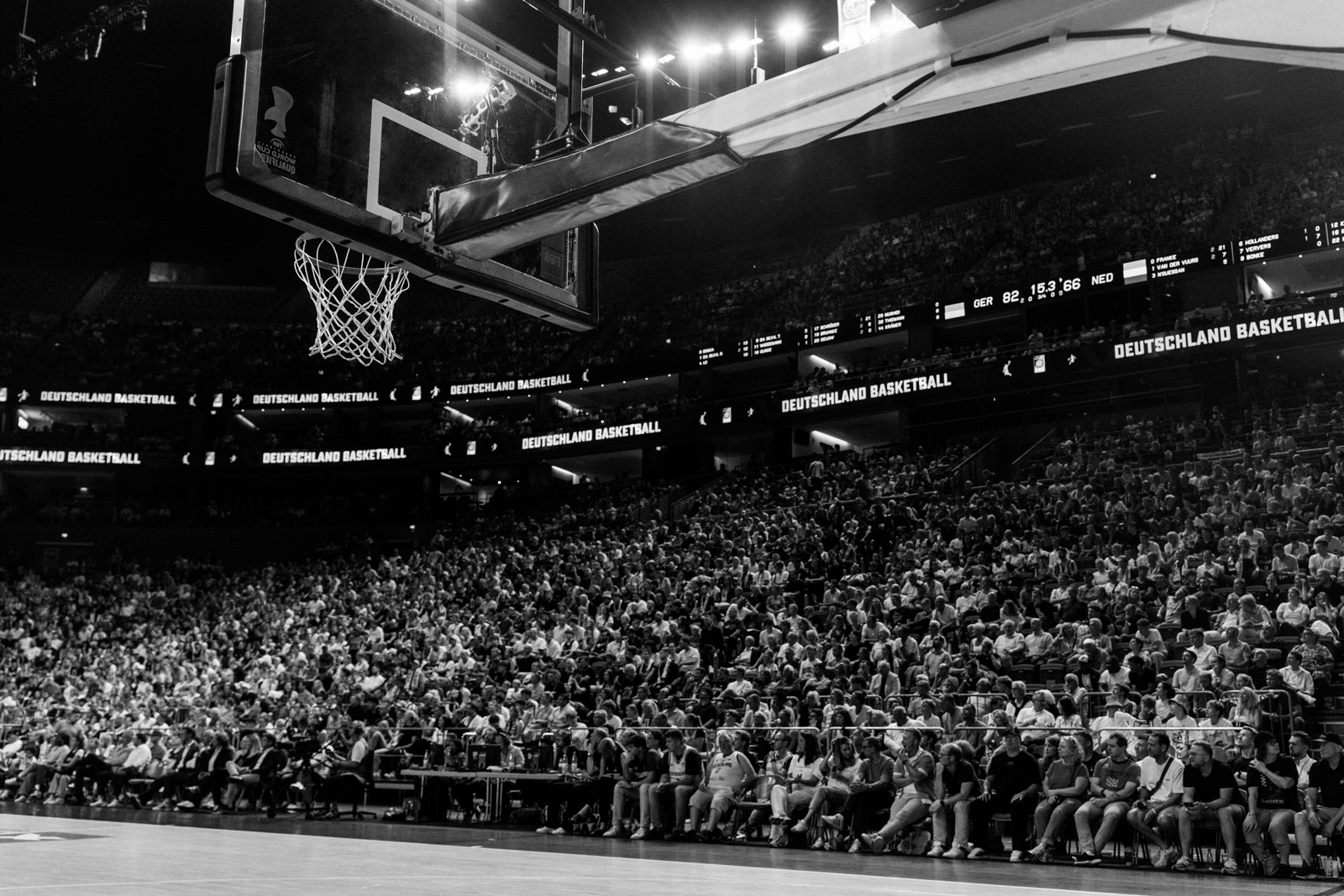 Basketballkorb vor voll besetzten Rängen beim Spiel der deutschen Basketball Nationalmannschaft in der LANXESS arena Köln