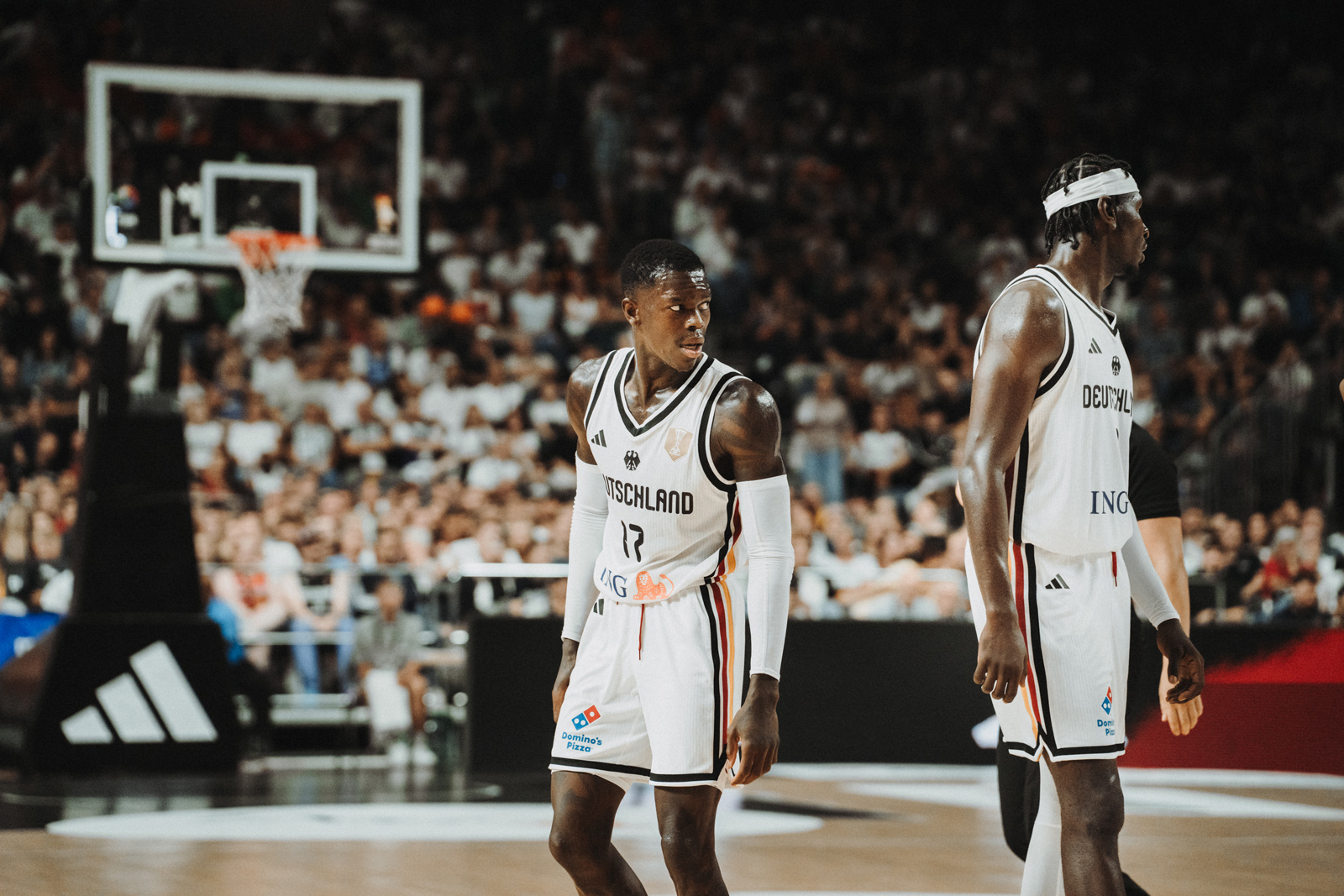 Dennis Schröder und Isaac Bonga im Trikot der deutschen Basketball Nationalmannschaft