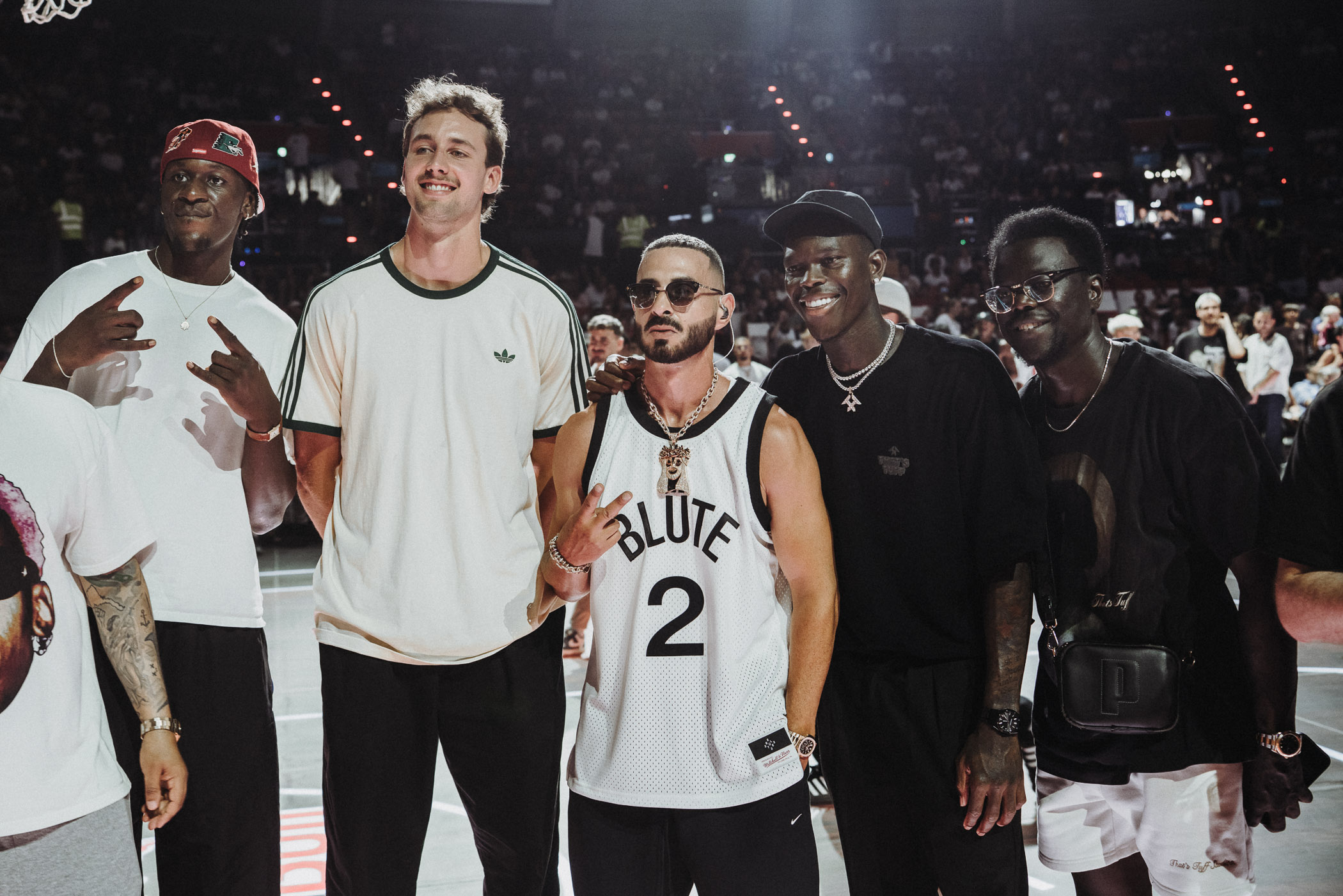 Franz Wagner, Dennis Schröder, Shindy und Isaac Bonga gemeinsam bei einem Basketball Event.