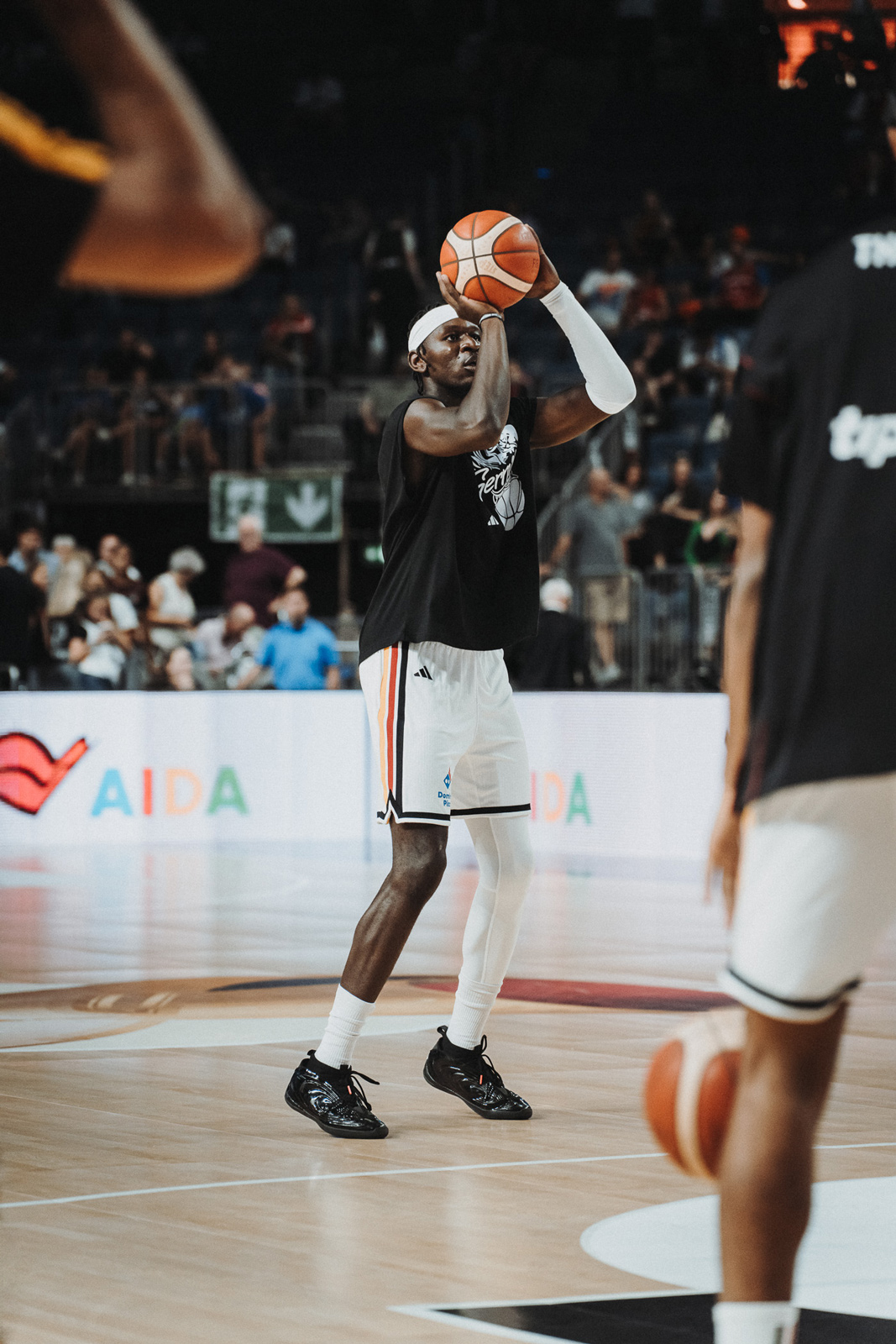 Isaac Bonga beim Basketball Warm up in der LANXESS arena in Köln