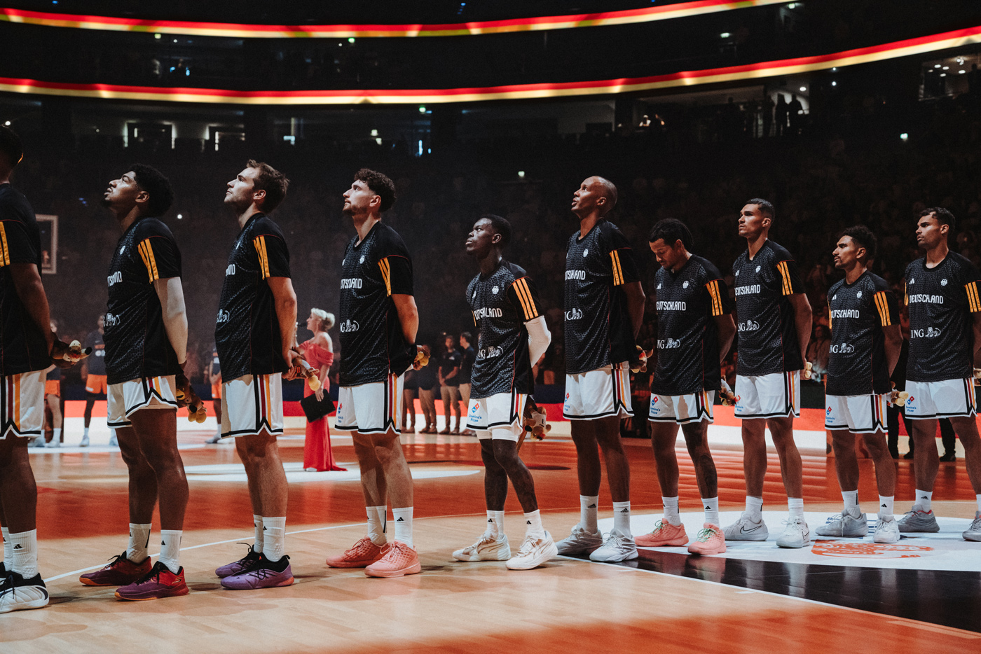 Deutsche Basketball Nationalmannschaft während der Nationalhymne in der LANXESS arena in Köln.