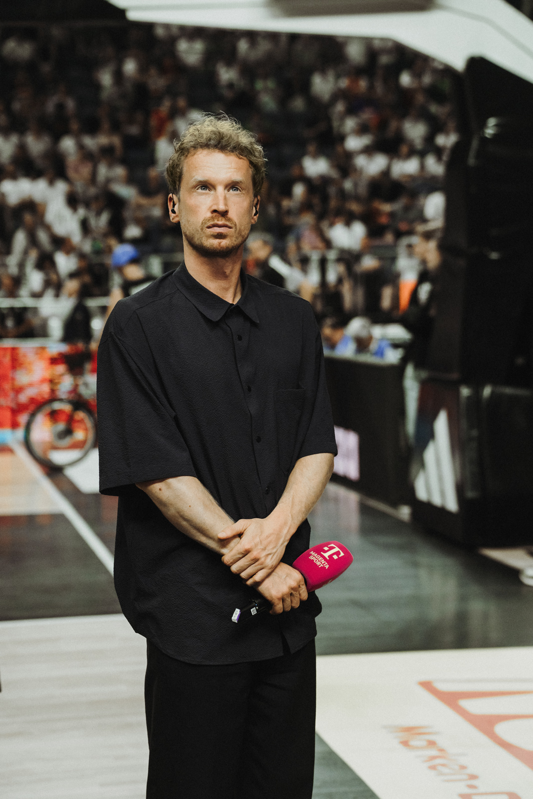 Per Günther als Basketball-Experte von MagentaTV bei einem Basketballspiel