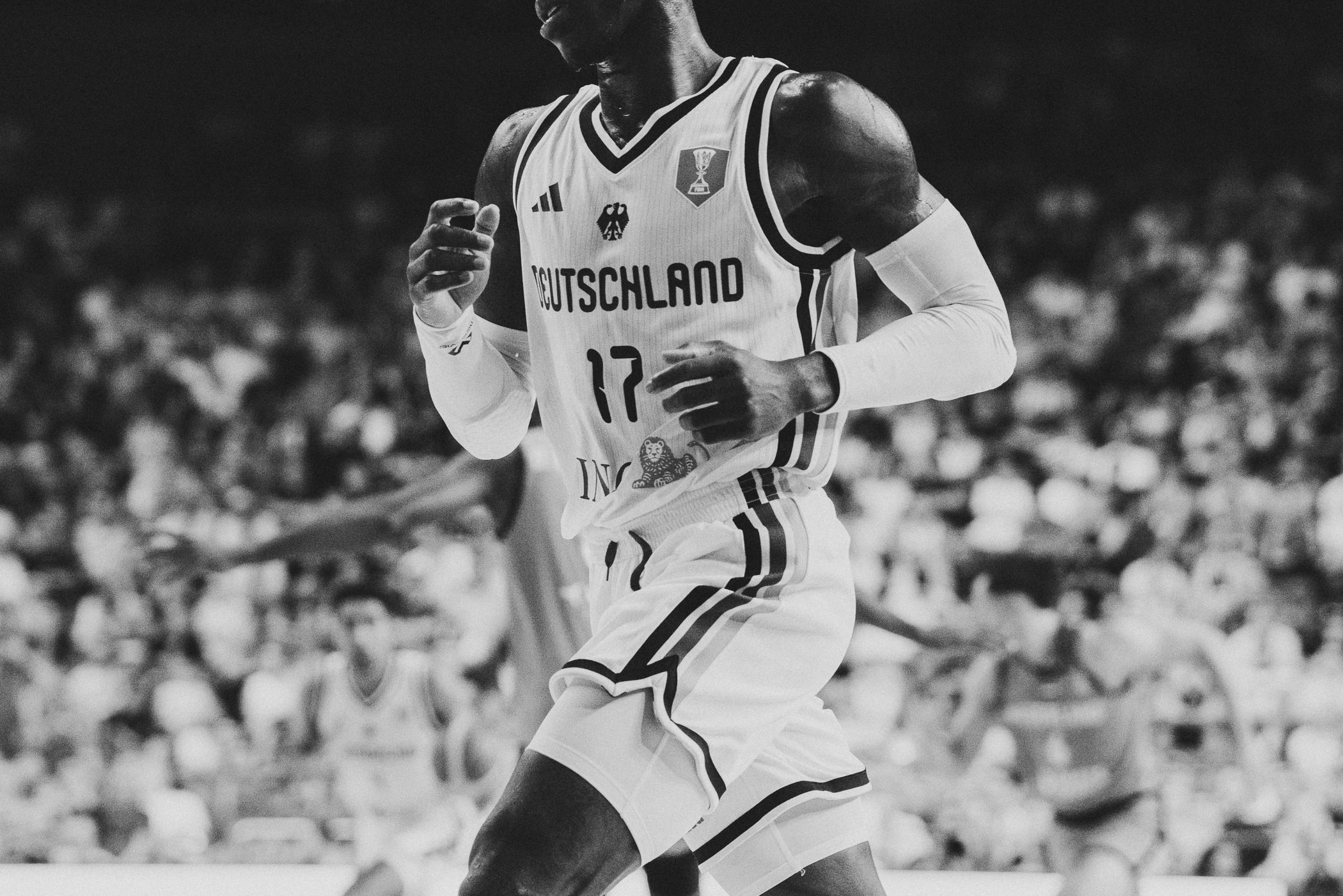 Dennis Schröder im Trikot der deutschen Basketball-Nationalmannschaft bei einem Länderspiel in der LANXESS arena Köln