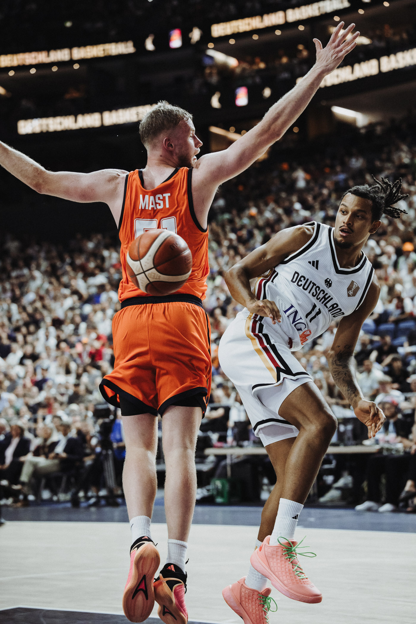 Nelson Weidemann zieht im Länderspiel der deutschen Basketball Nationalmannschaft gegen die Niederlande in der LANXESS arena zum Korb.