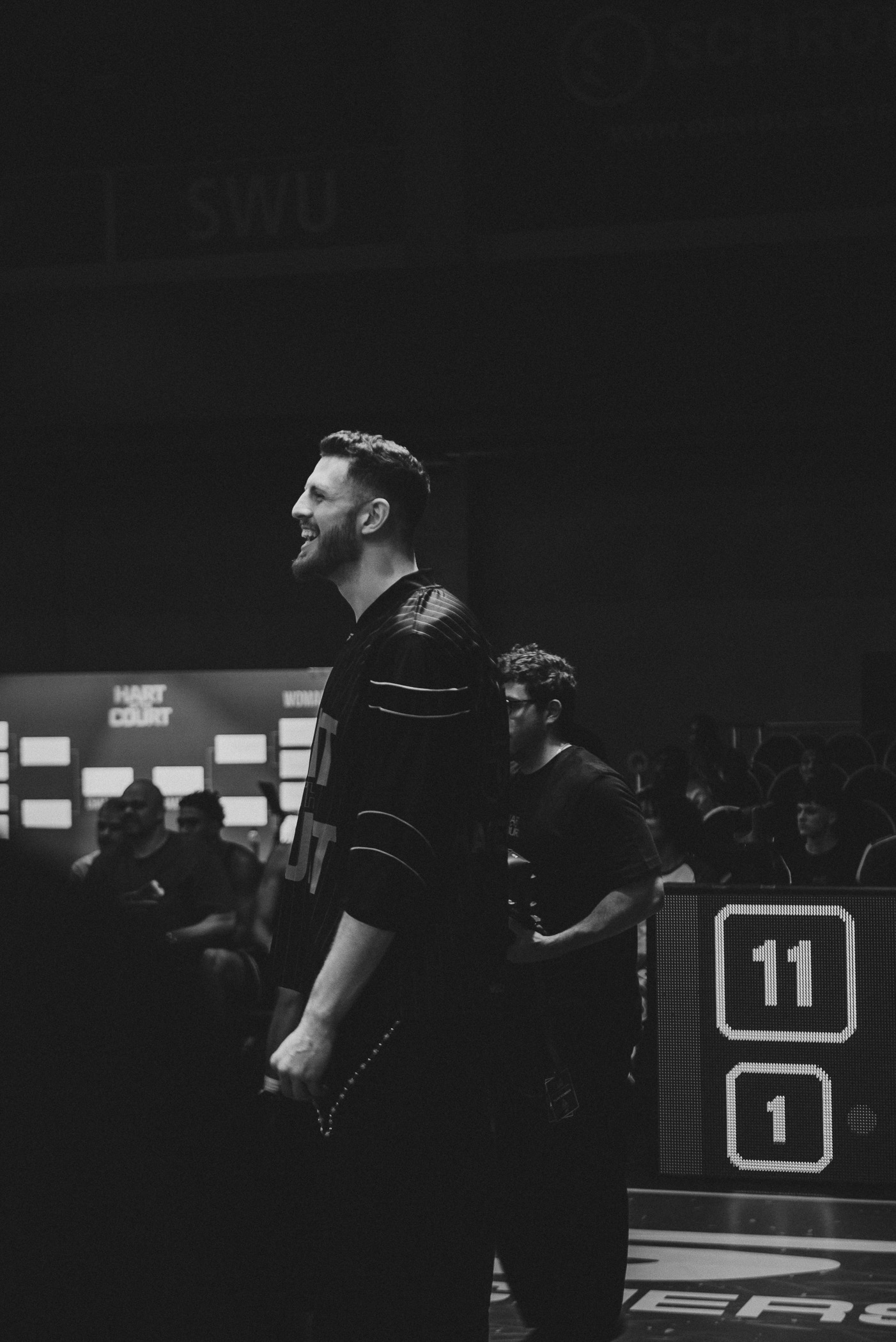 Isaiah Hartenstein lächelt am Spielfeldrand während des Hart Of The Court Basketball Events.